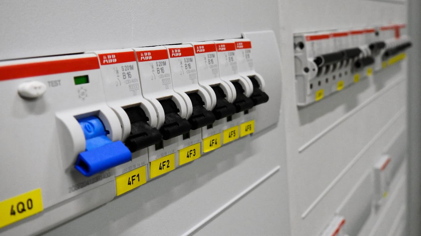 Técnico electricista trabajando en un tablero eléctrico